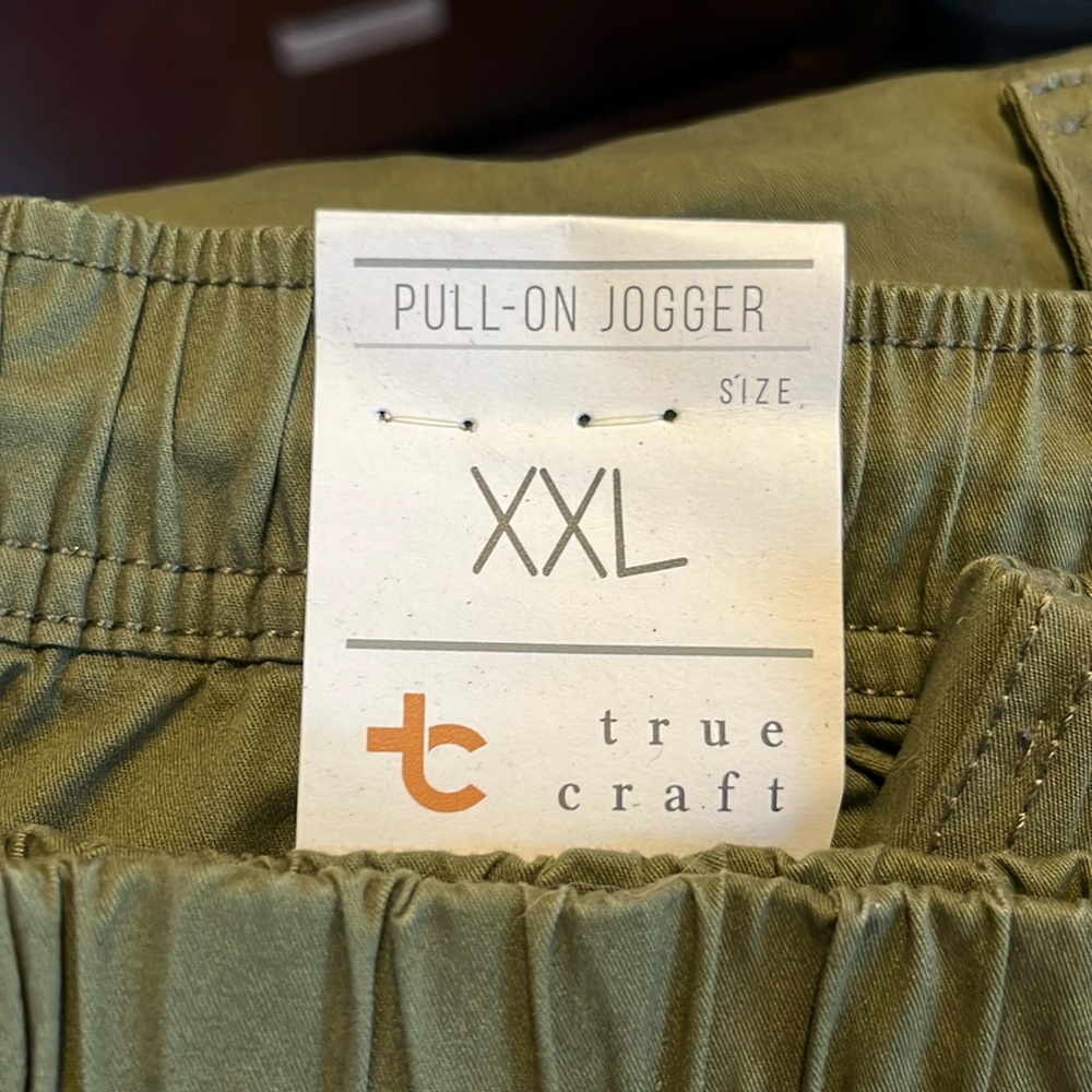 Never worn men’s cargo joggers. Dark green